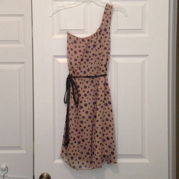 ⛔️SOLD⛔️ 💛HOST PICK 💛👗One shoulder polka dot - Picture 2 of 4