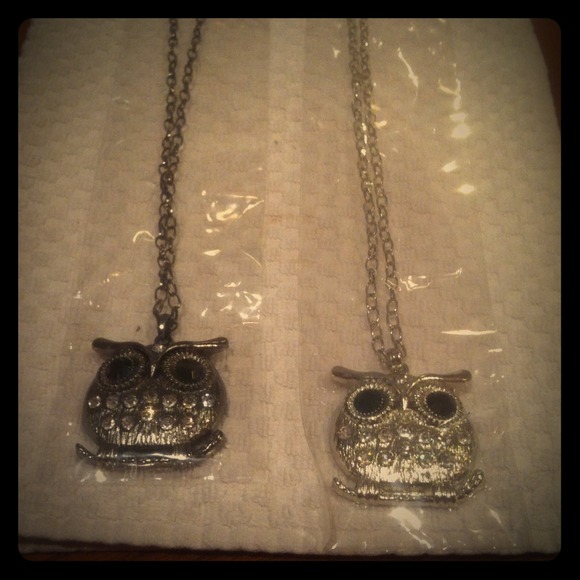 Silver and gunmetal owl pendants w/ matching chain - Picture 1 of 1