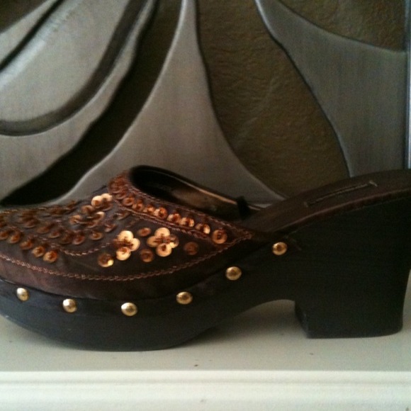 ❄️REDUCED❄️Dollhouse clogs - Picture 1 of 3