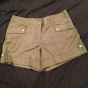 ⛔SOLD⛔ WHBM olive vacation short