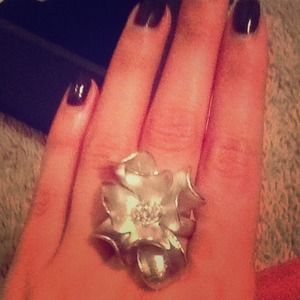 Gorgeous flower ring