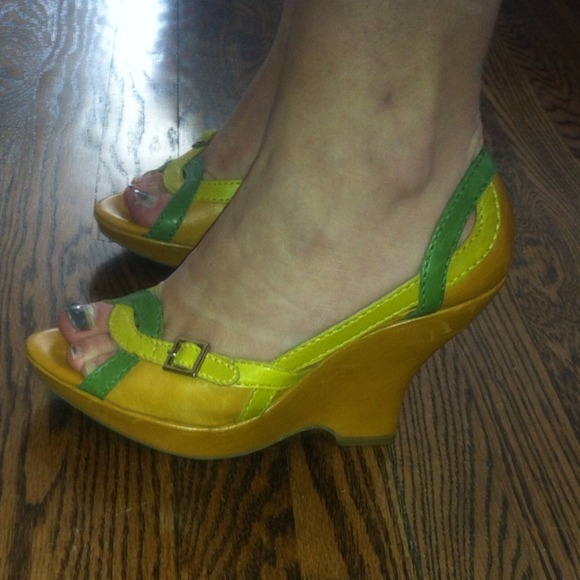 Vince Camuto Saddle and Two-tone green wedges - Picture 2 of 3