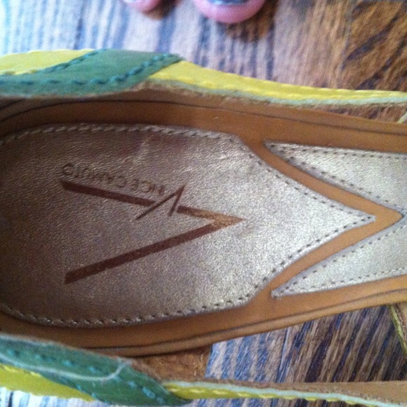 Vince Camuto Saddle and Two-tone green wedges - Picture 3 of 3