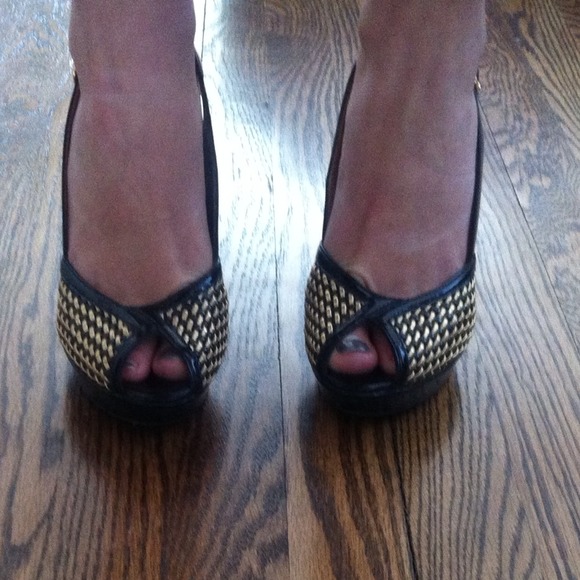 Like new Gianni Bini Black and Gold Heels-8.5