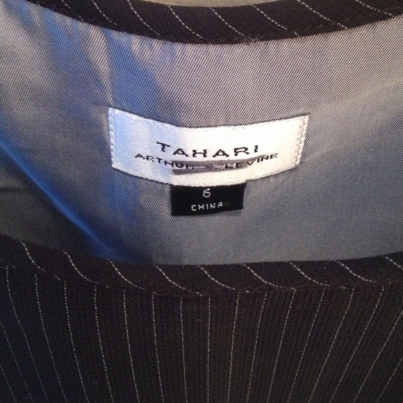 Tahari top pinstrip size 6 - Picture 2 of 3