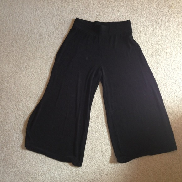 **SOLD!**Black capri