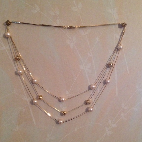 Gorgeous 3 Strand Goldtone Knot and Pearl Necklace - Picture 2 of 4
