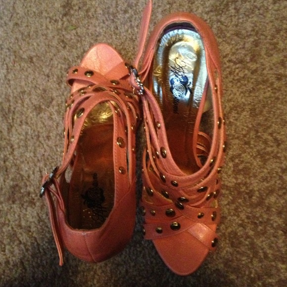 Apple Bottom Shoes - Picture 4 of 4