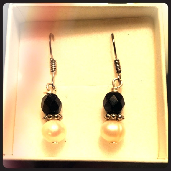 Kay's pearl earrings - Picture 1 of 1