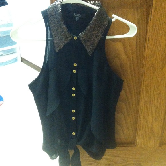 Sleeveless black button up.