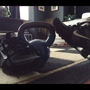 Get movin'with these all black Nike shocks!