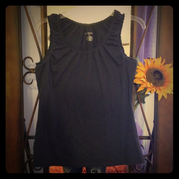🎁 Gifted🎁Ruffle trim tank. M