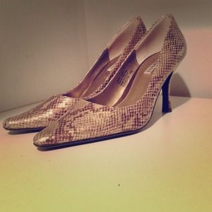 PRICE REDUCTION💫Gold tone snakeskin Alfani heels!
