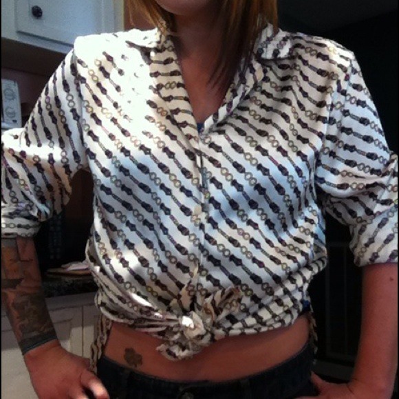 Trendy Silk-like blouse with gold chain print