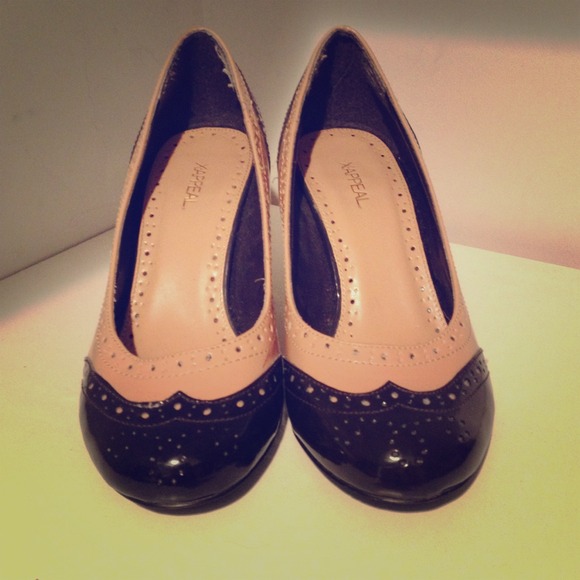 Shoes - PRICE REDUCTION💫 Brown Oxford inspired heels.