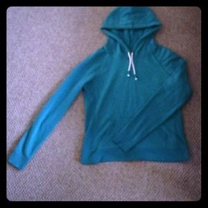 Fitted green/blue hoodie fits all body shapes