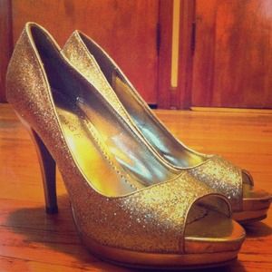 Gold, glitter pepp-toe pumps