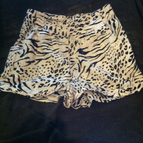 H&M Other - ⛔SOLD⛔ @Natalie12 . Cute printed shorts