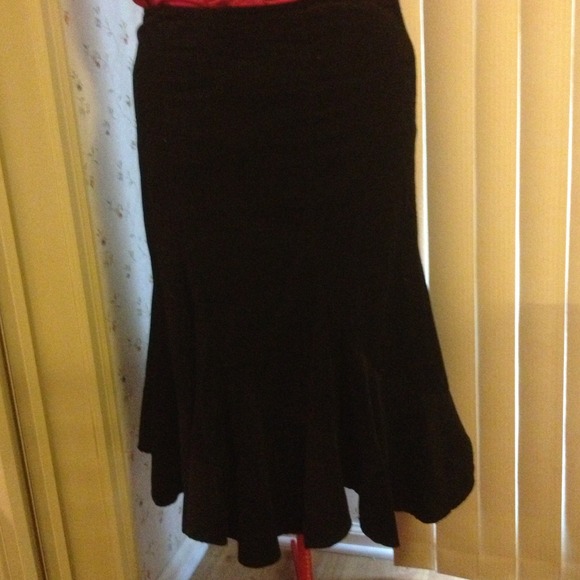 Long corduroy black skirt with ruffled edge
