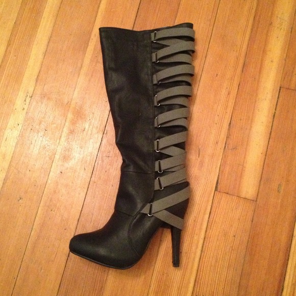 Size 8 black boots