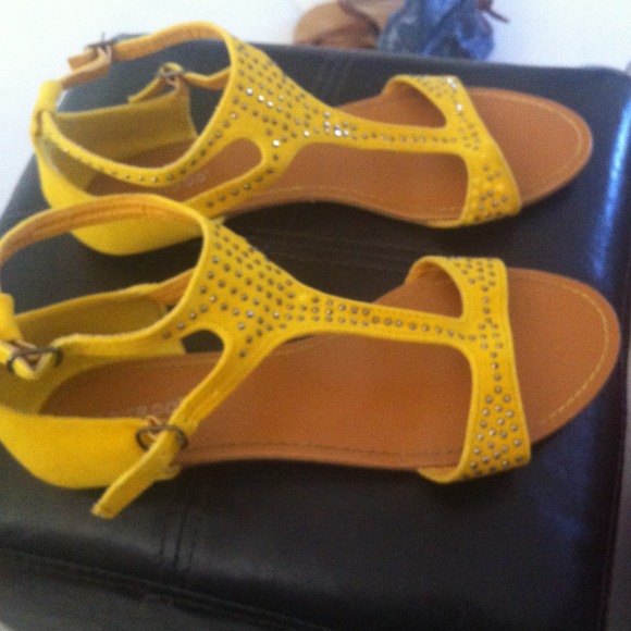 Shoes - 💟Bundled💟 Super cute yellow suede sandals