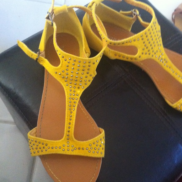 💟Bundled💟 Super cute yellow suede sandals - Picture 2 of 3