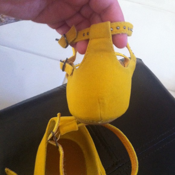 💟Bundled💟 Super cute yellow suede sandals - Picture 3 of 3