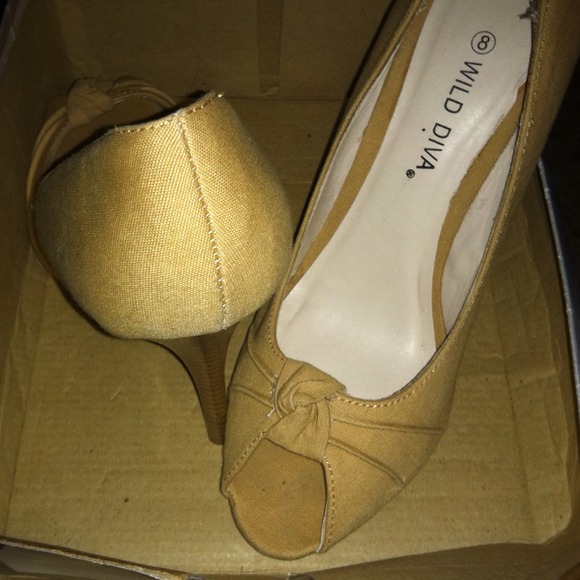 Beige canvas peeptoes
