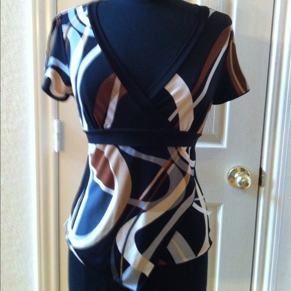 Tops - Amazing Abstract V Neck Top w Tie in Back