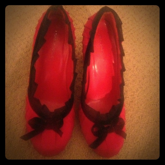Red and black heals - Picture 1 of 3