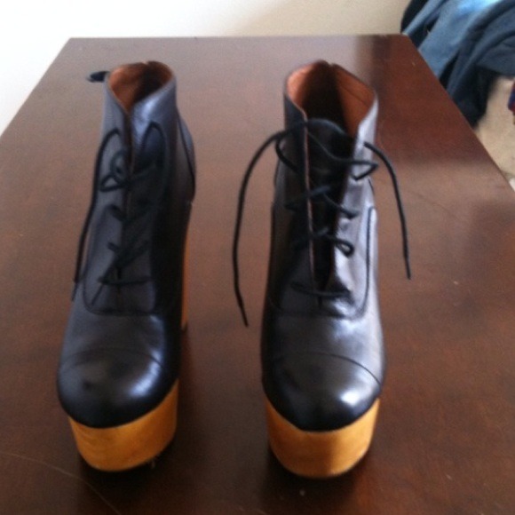 SOLD !! Shoes shoes shoes !! - Picture 2 of 3