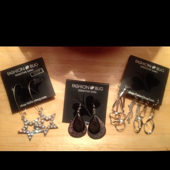 Jewelry - BUNDLE! 3 pairs of earrings & 2 necklaces.