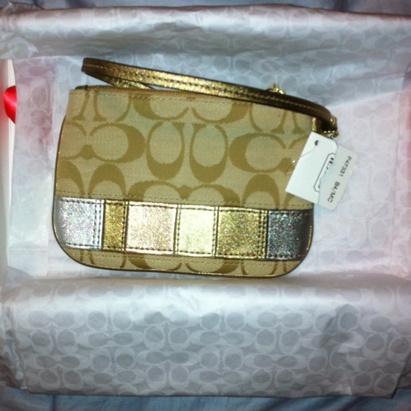 🚫SOLD🚫 🌟 NWT 🌟 COACH SIGNATURE WRISTLET