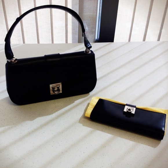 💋 Authentic Salvatore Ferragamo Purse w/Wallet 💋 - Picture 1 of 1