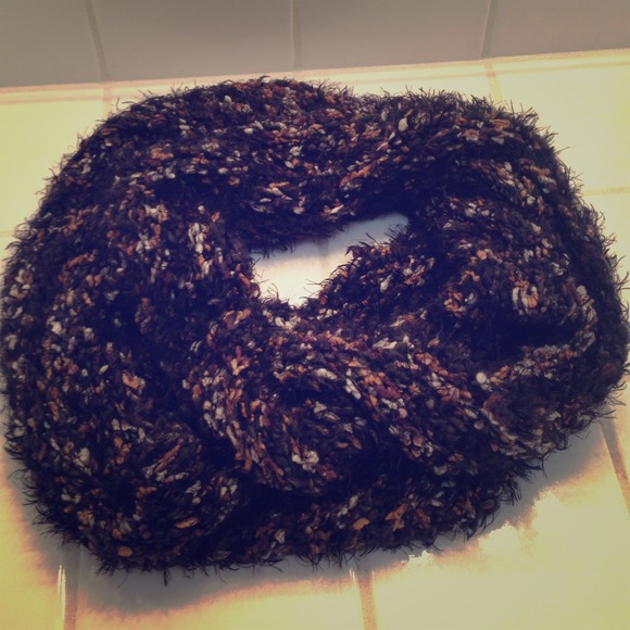 🚫🚫SOLD in Bundle🚫🚫Steve Madden Infinity Scarf