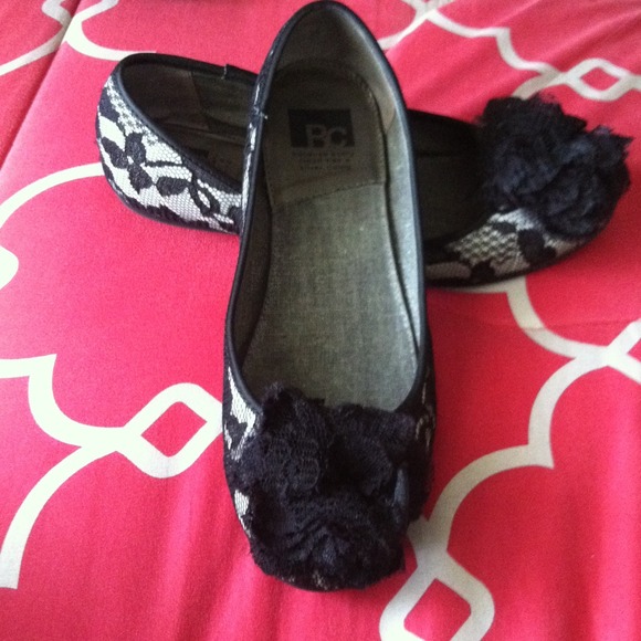 SOLD.... !!! Black lace flats