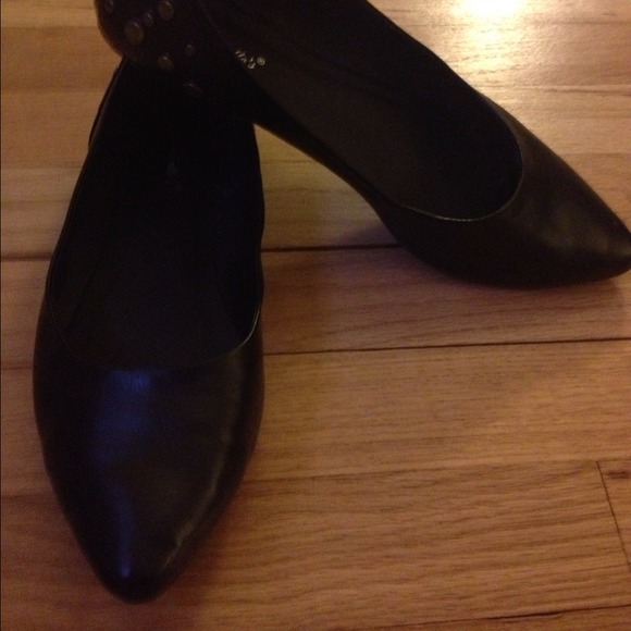 ❗Sold ❗Comfortable pointy toe flats with studs