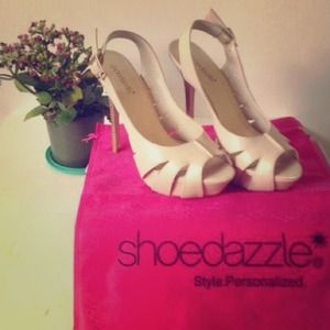 Shoe Dazzle Peeptoe nude platform sandals 6 or 6.5