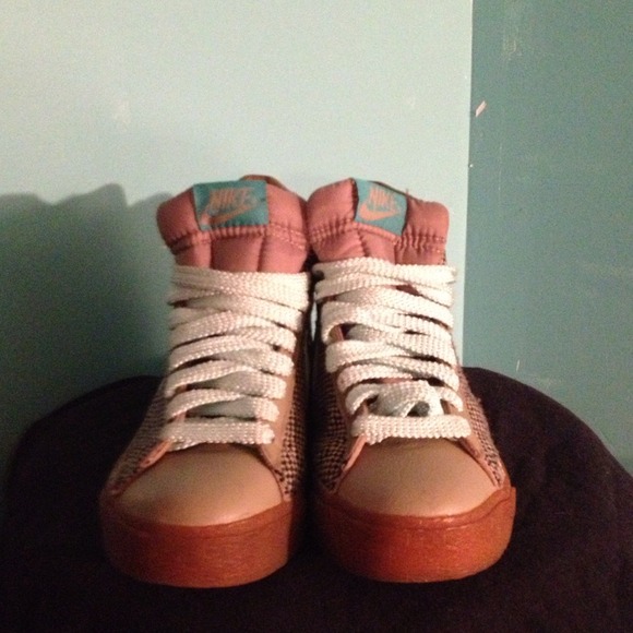 Women's rare Nike shoes - Picture 2 of 4