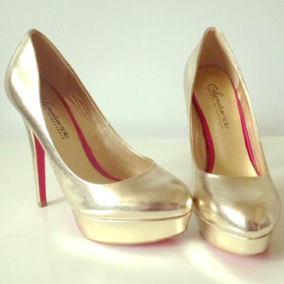 Shoe Dazzle gold platform pumps size 6.5