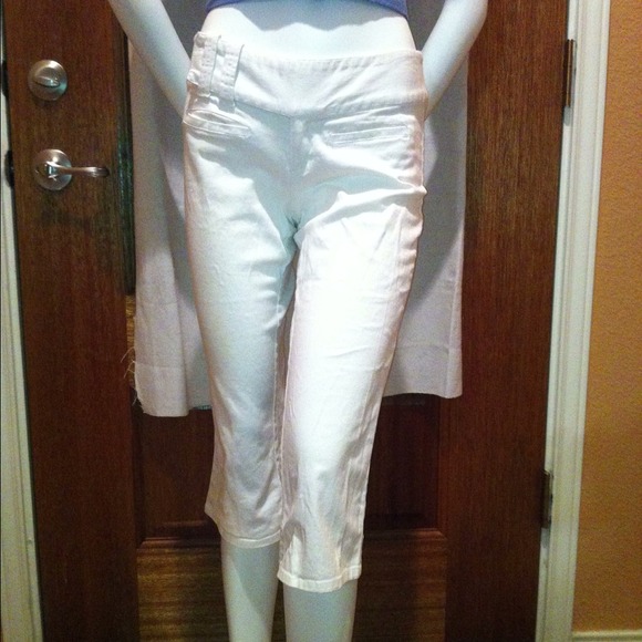 💥💢SOLD💢💥White Capri pants