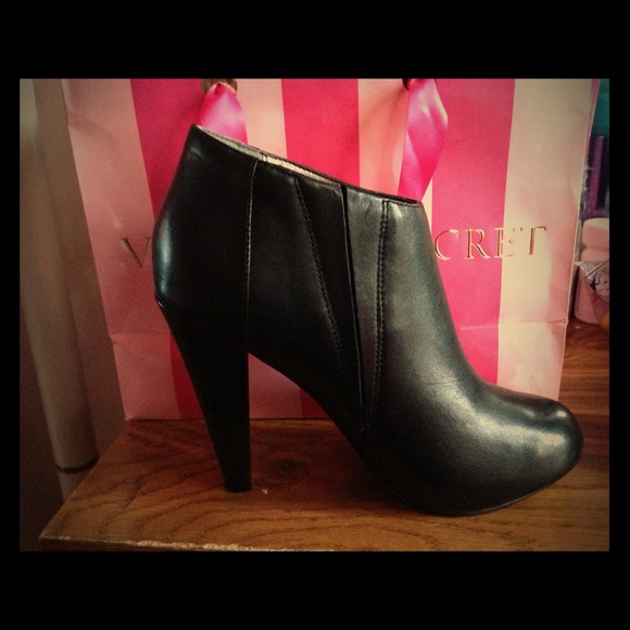 Steve Madden black boots