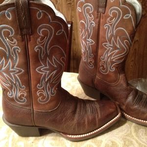 Womens cowboy boots size 8