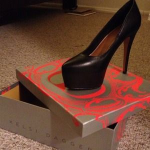 New Kelsi Dagger black platform pumps size 7