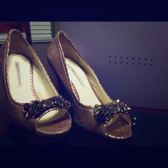 Vera Wang "lavender" pumps. Size 7