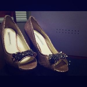 Vera Wang "lavender" pumps. Size 7