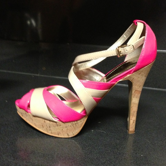 Guess shoes size 9. Only used once ✨ - Picture 2 of 4