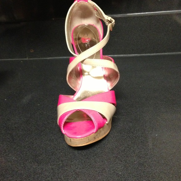 Guess shoes size 9. Only used once ✨ - Picture 3 of 4