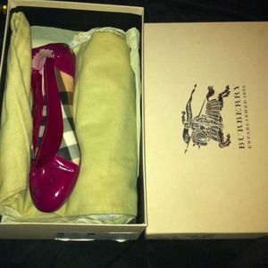Womens Burberry flats size 7, only worn once.