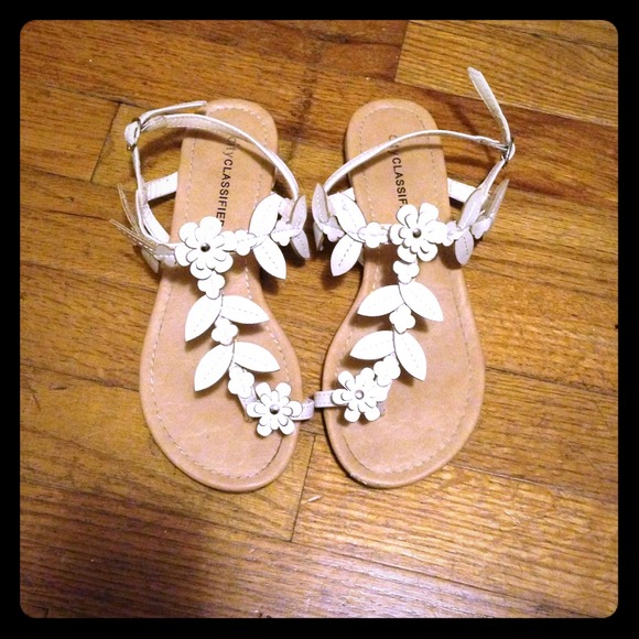 Cute floral sandals 🌸